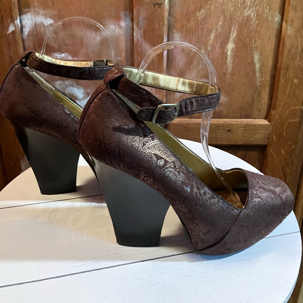Y-Not Size 10 Brown Heels. Vintage Paisley with Very Cool Heel